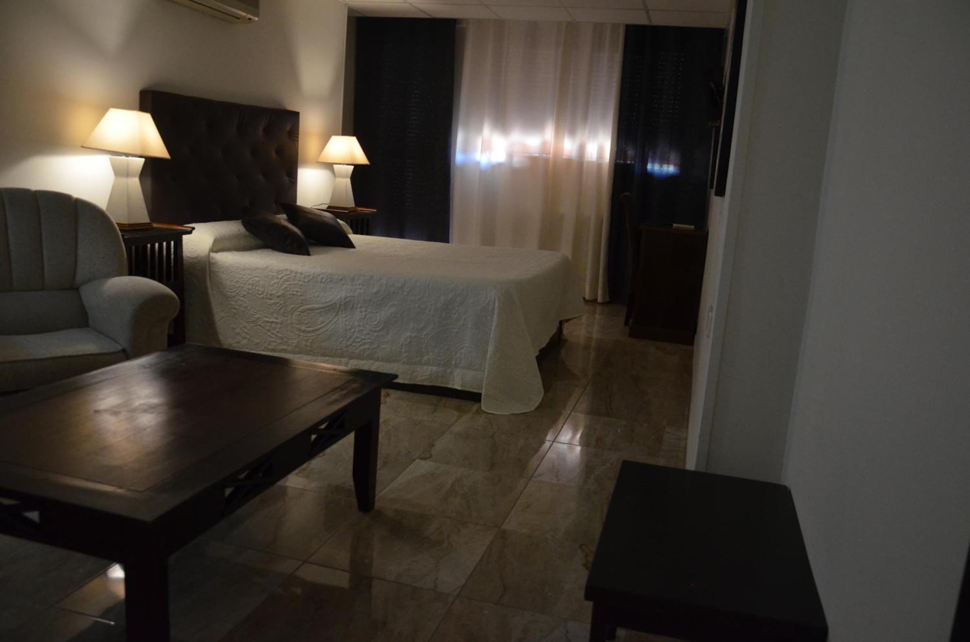 אליקאנטה Hostal Mont Royal מראה חיצוני תמונה